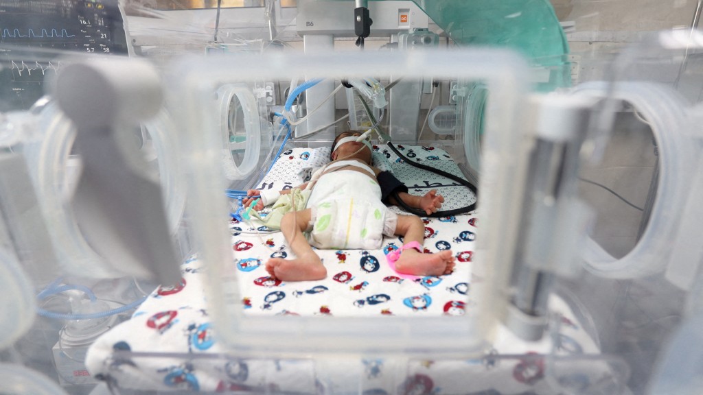 早产婴儿通常会放入保温箱，确保其健康状况。 路透社