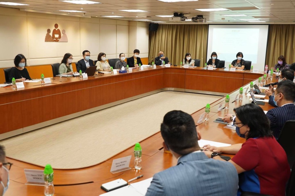 聶德權日前召集18區民政事務專員、社署的地區福利專員及衞生署同事開會。聶德權fb圖片