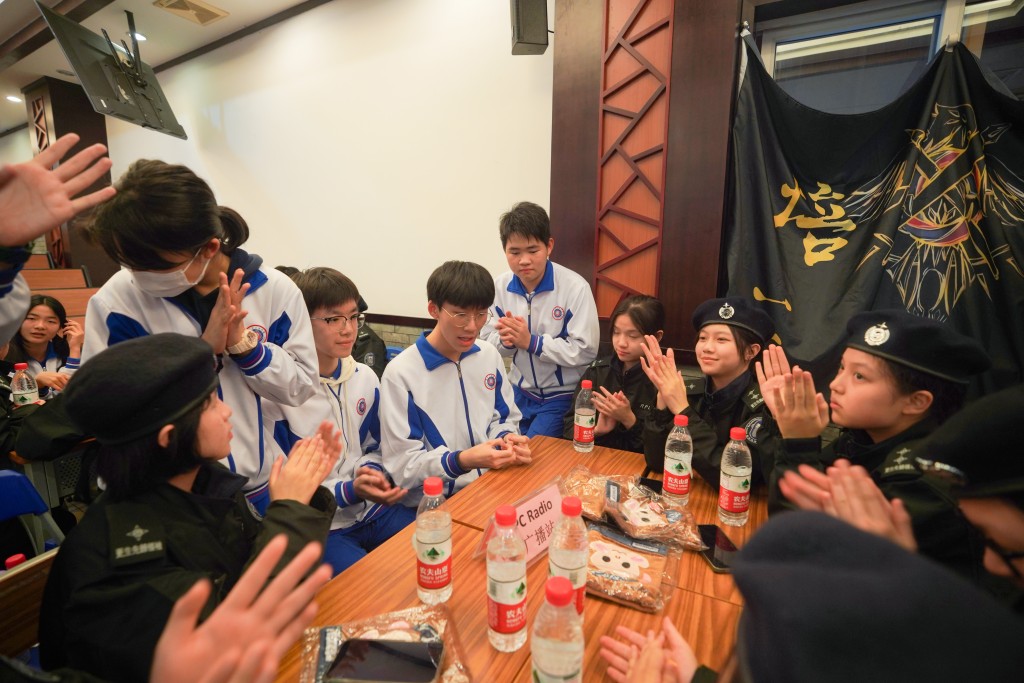 「更生先锋领袖」学员与广州培正中学进行分组交流。