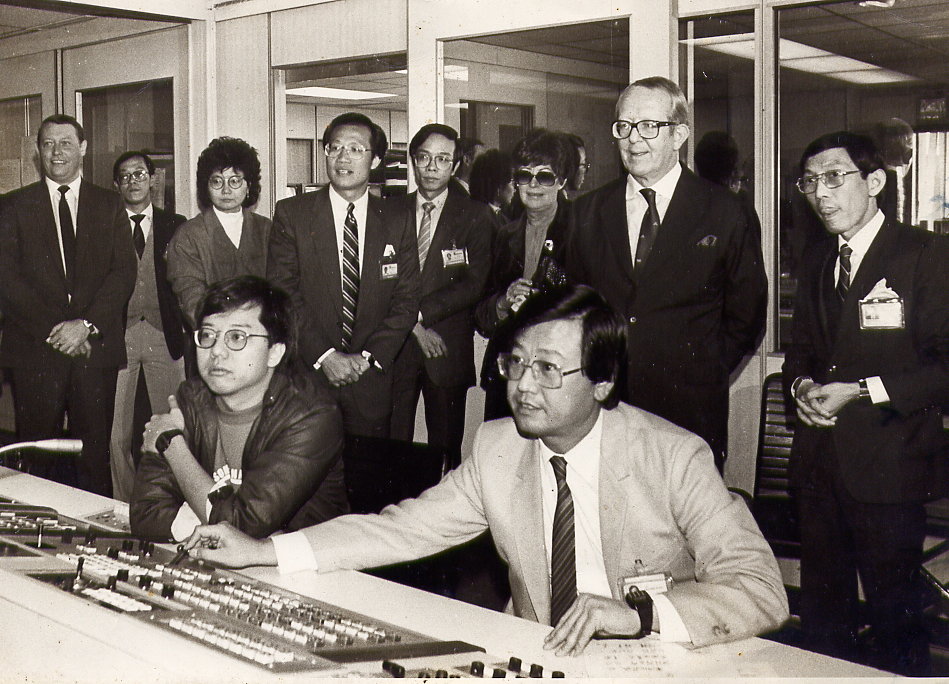 伍晃榮曾任職電台。