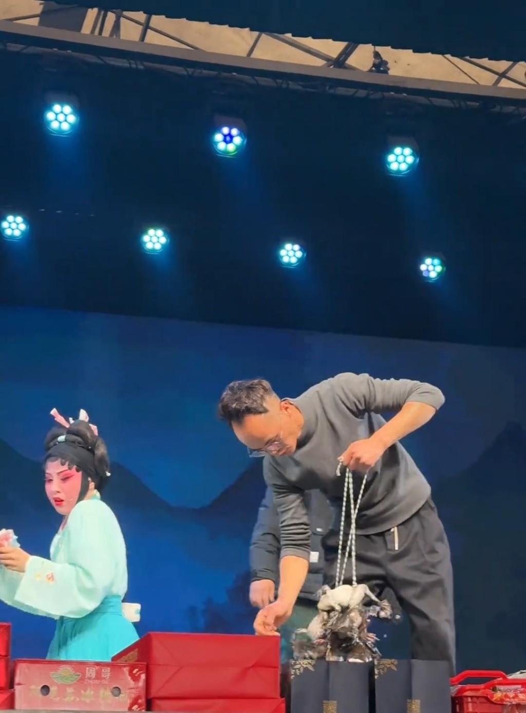 觀眾突然送上「牛蛙頸鍊」,嚇得男女演員不知所措。抖音@山海/愛了新疆 觀眾突然送上「牛蛙頸鍊」,嚇得男女演員不知所措。抖音@山海/愛了新疆