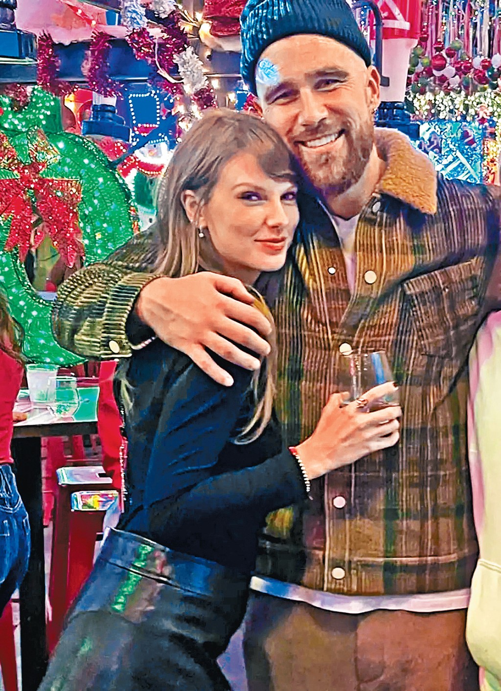Taylor和Travis的回禮禮物是繡有他們的Logo、婚禮日期及《Blank Space》歌詞的手巾仔。