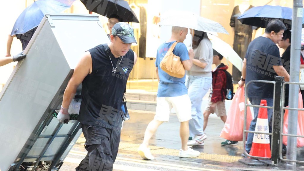 張致恒為養家乜都制！ 《東周刊》獨家直擊黑雨下抬巨型雪櫃搬上唐樓：啲仔係我條命