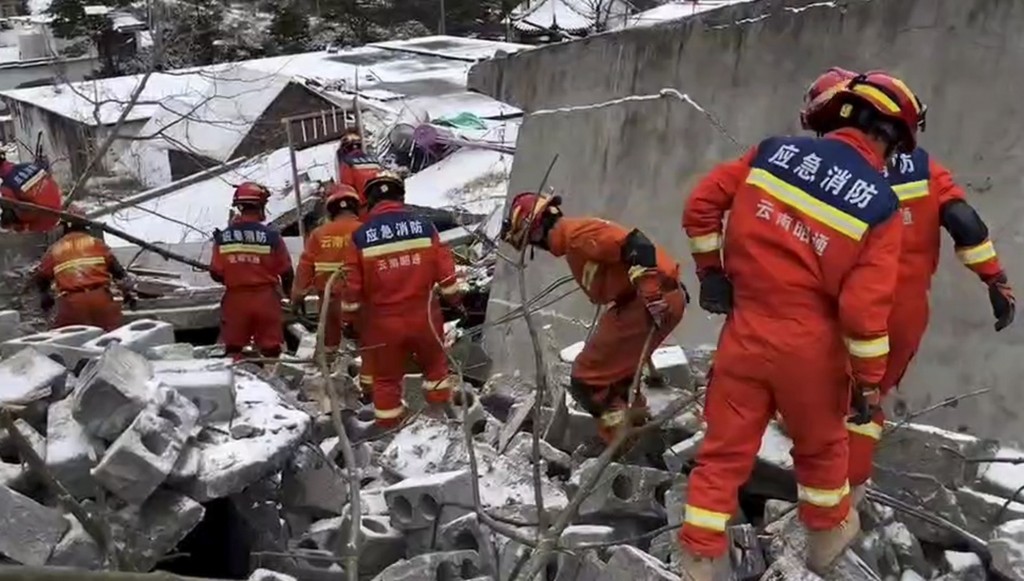 大批救援人員正在搜救生還者。新華社