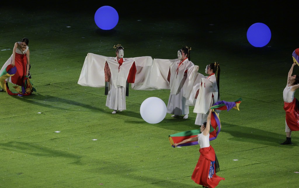 日本爱知·名古屋文艺表演加入传统能剧元素。 中国青年报