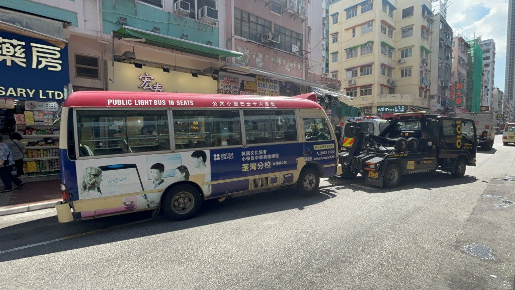 小巴被拖走扣驗。