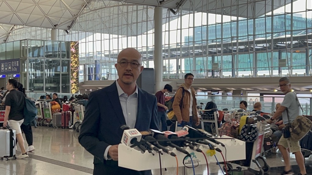 机管局客运大楼运作总经理杨达荣讲述台风下机场情况。杨伟亨摄