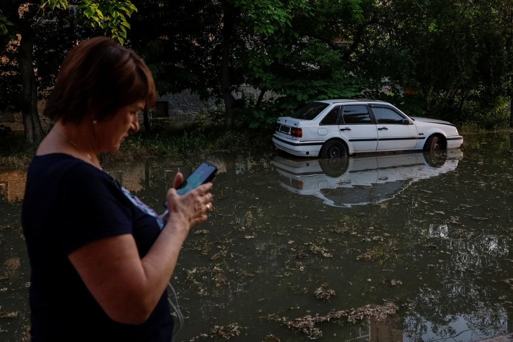 卡科夫卡水壩決堤後，當局正從洪災地區疏散逾1萬7000人。路透