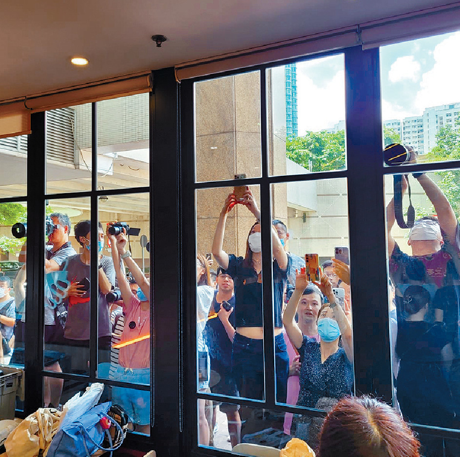 ■門外大批粉絲聚集，為一睹朝比奈彩風采。