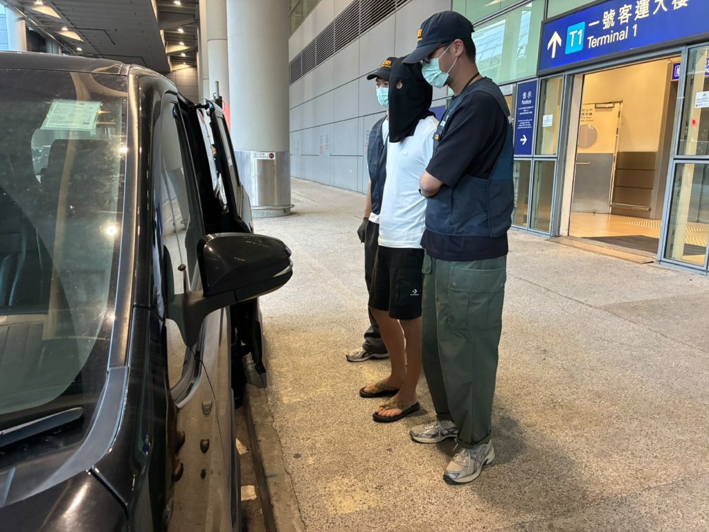 案件中的被捕人士（中）。