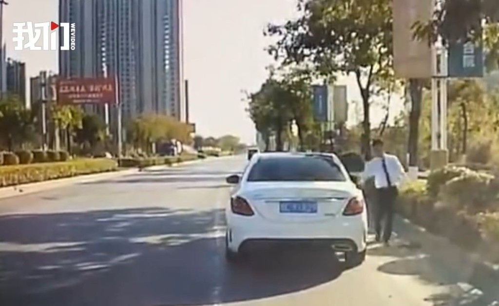 平治房車被搶後,銷售員打算拉開車門。網圖
