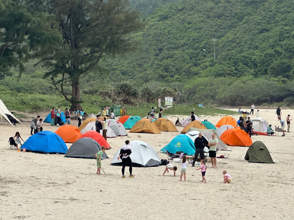 今年五一假期紮營數目較去年大減三分之二,傍晚前大約只有30個帳篷。(劉漢權攝) 今年五一假期紮營數目較去年大減三分之二,傍晚前大約只有30個帳篷。(劉漢權攝)