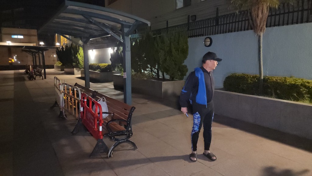 另一位晨泳常客、外號「大隻輝」的70餘歲林先生，今早亦帶同蛙鞋等專業裝備到場。黎志偉攝