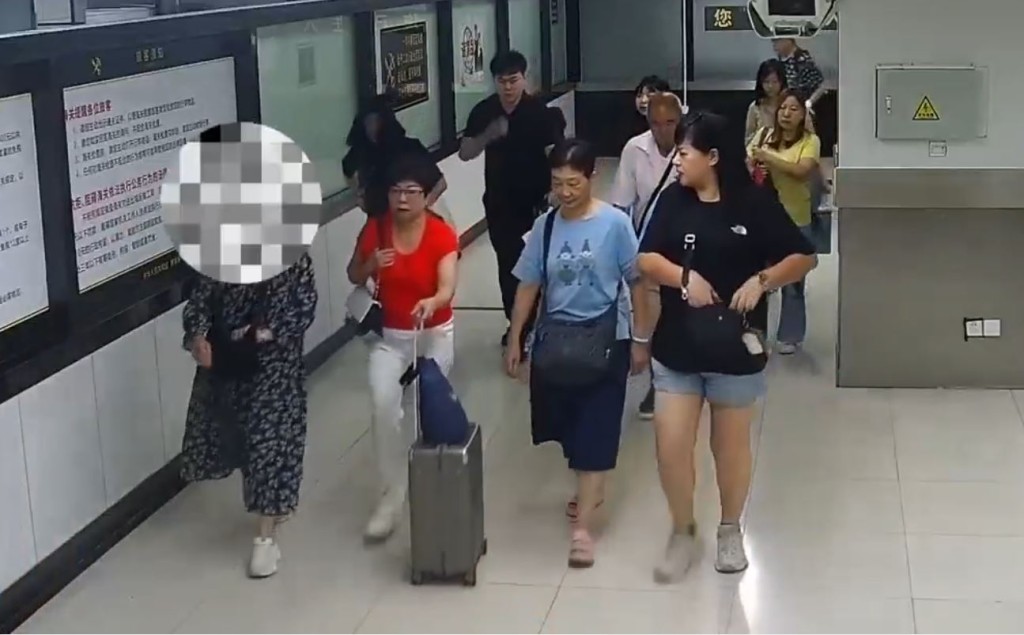羅湖口岸海關截獲企圖走私純銀條入境的女子。海關發布