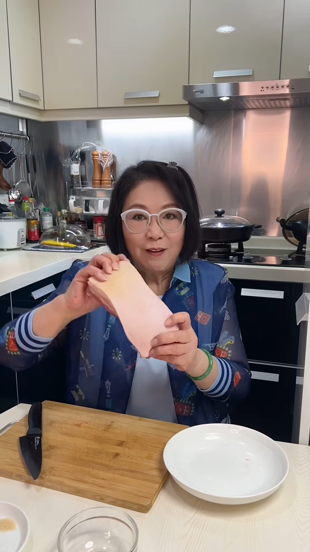 李司棋于IG分享煮食片，教大家如何在家中整烧肉。
