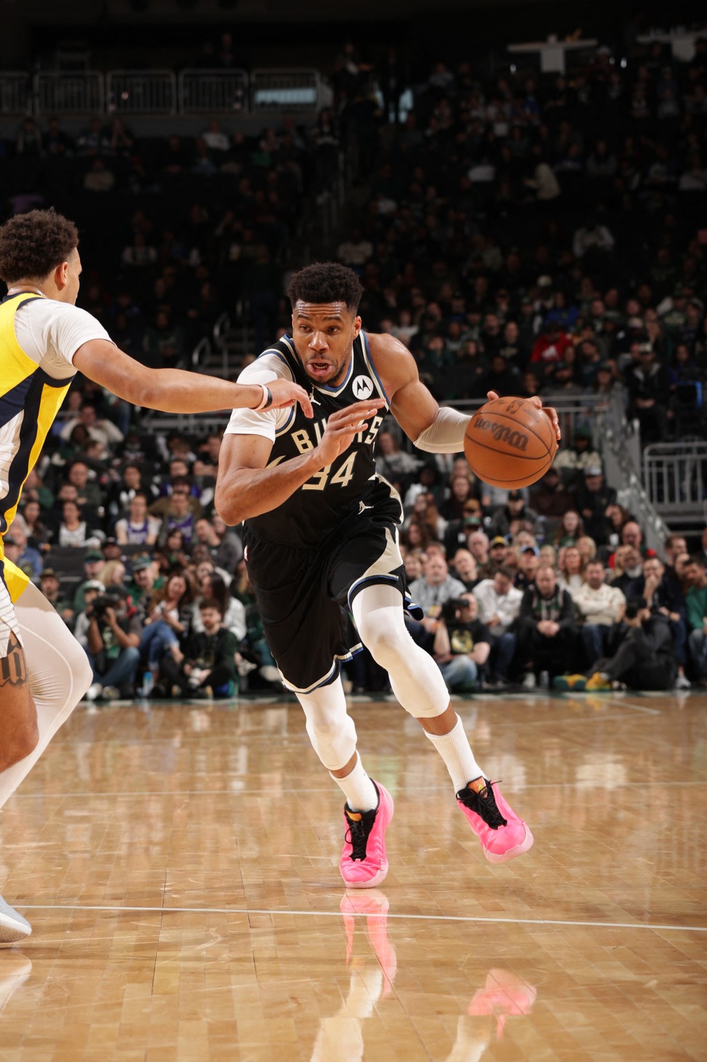 字母哥疑膝蓋過度伸展或再因傷缺席。法新社