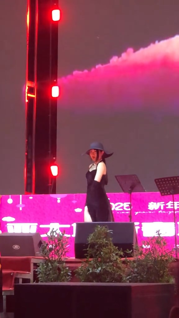 台上有穿上贴身裙女子在音乐扭腰跳舞。