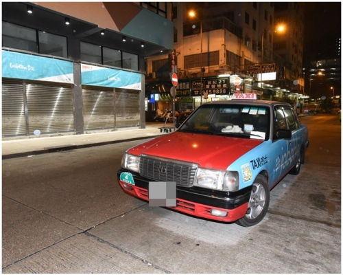 的士車廂涉嫌藏毒及攻擊性武器斷正被截查。丁志雄攝