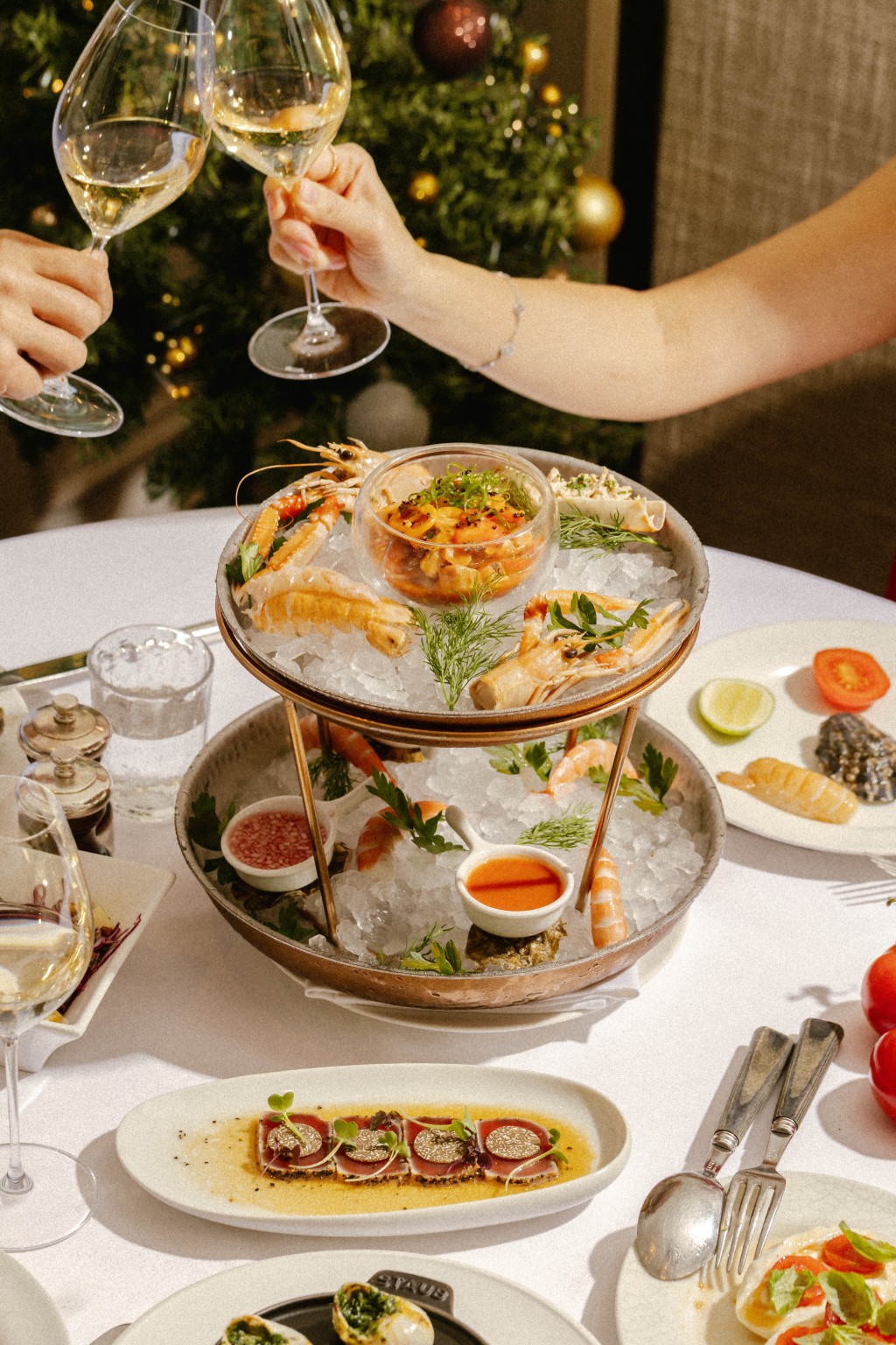  豪華海鮮拼盤匯聚新鮮生蠔、海螯蝦及皇帝蟹等，是分享的極致滋味。