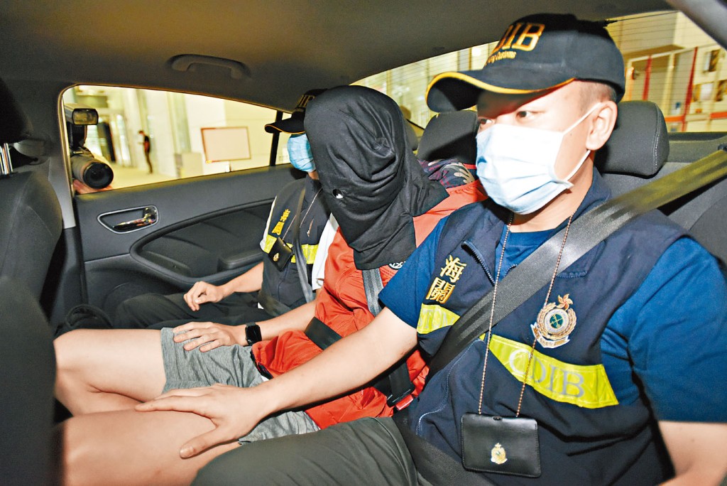被捕十五歲「雙失」少年,疑有黑社會背景。