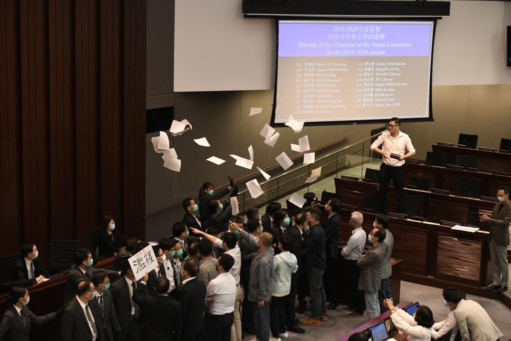 林卓廷損毀《議事規則》。