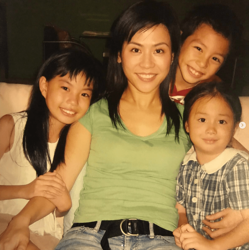 2006年的宣萱跟3位小朋友合照，当时的宣萱好青春呀！