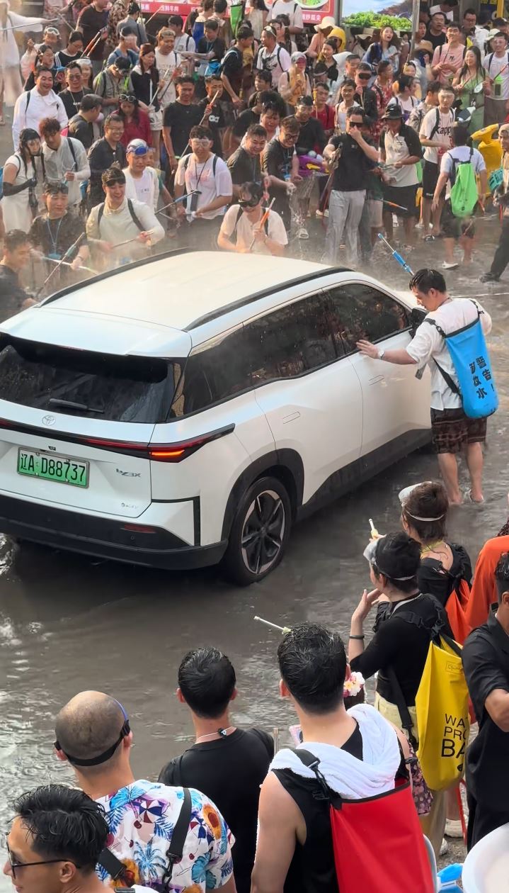 岑女士的汽车被强行开门恶意射水。抖音@静妹