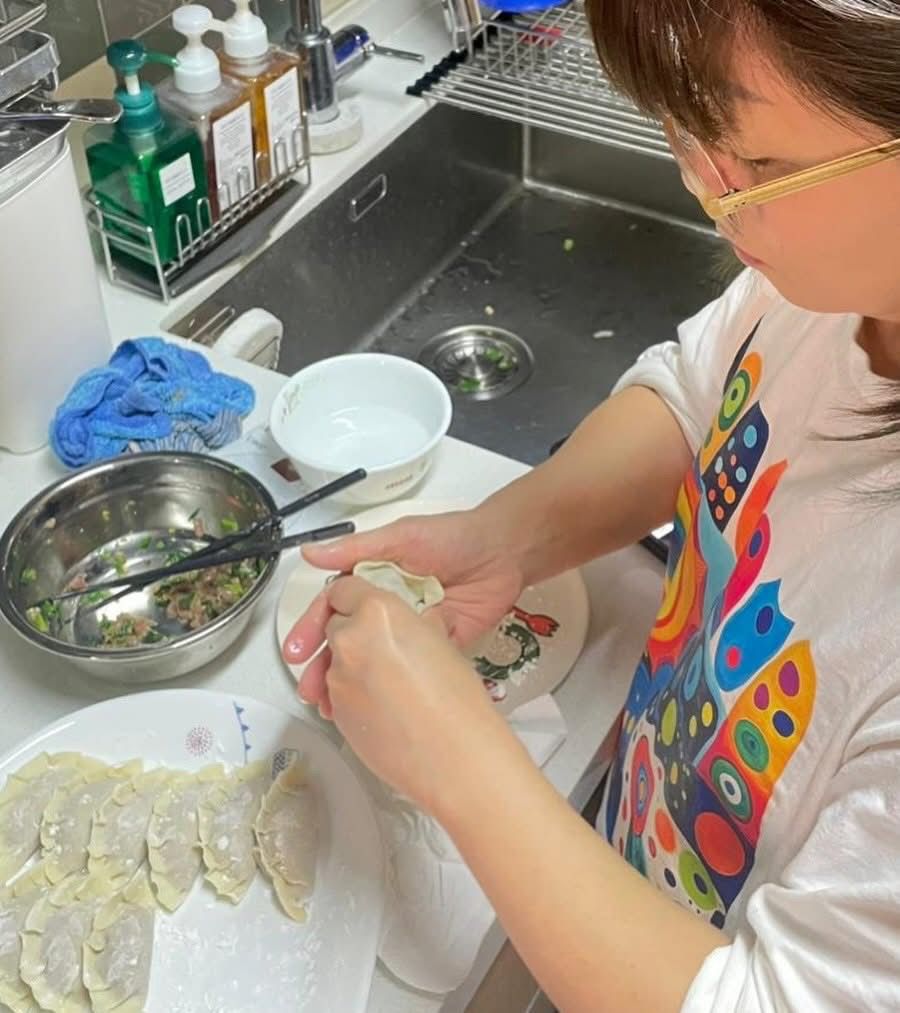 見榮升人妻的她，親手包餃子下廚。