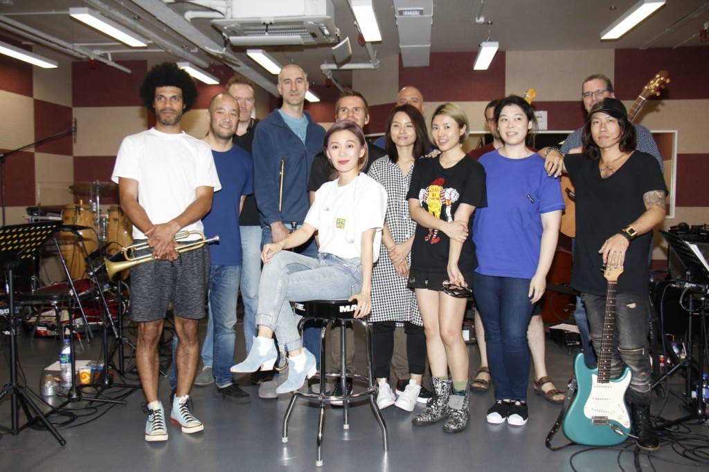 胡琳和美国爵士乐队彩排演唱会。