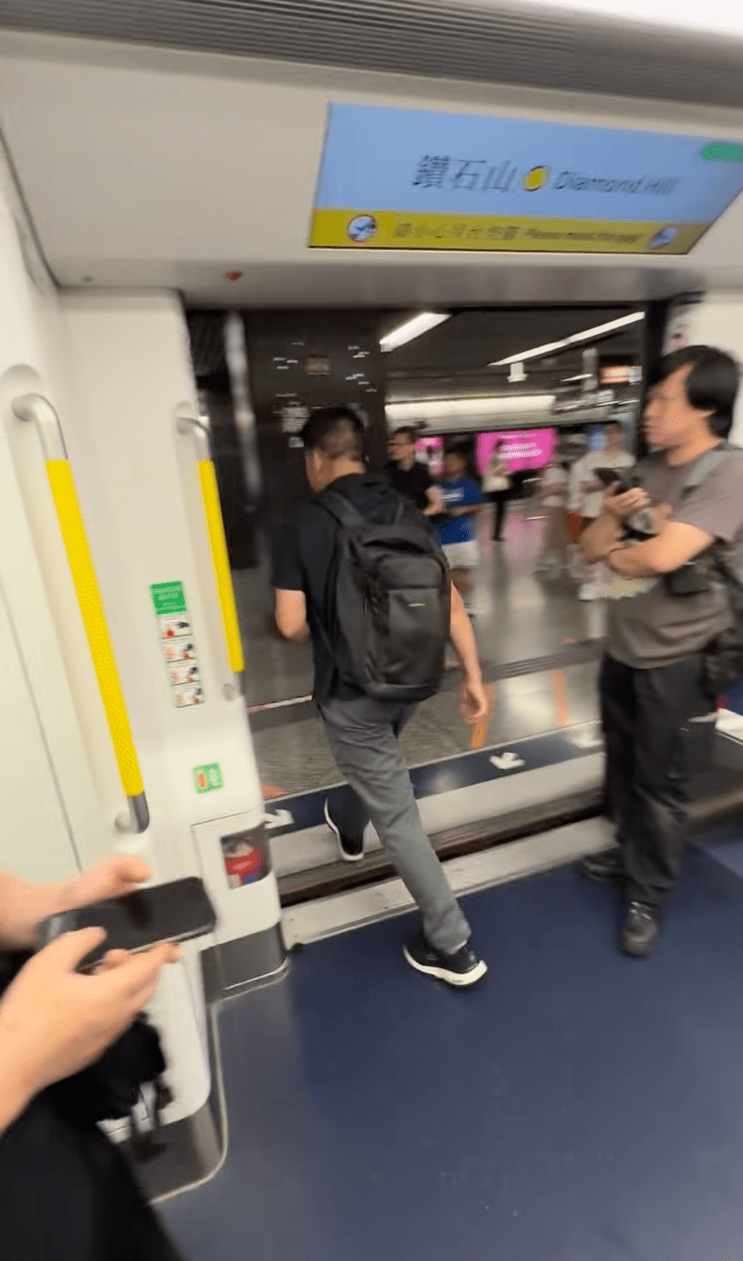 背囊男其後亦離開車廂。 背囊男其後亦離開車廂。
