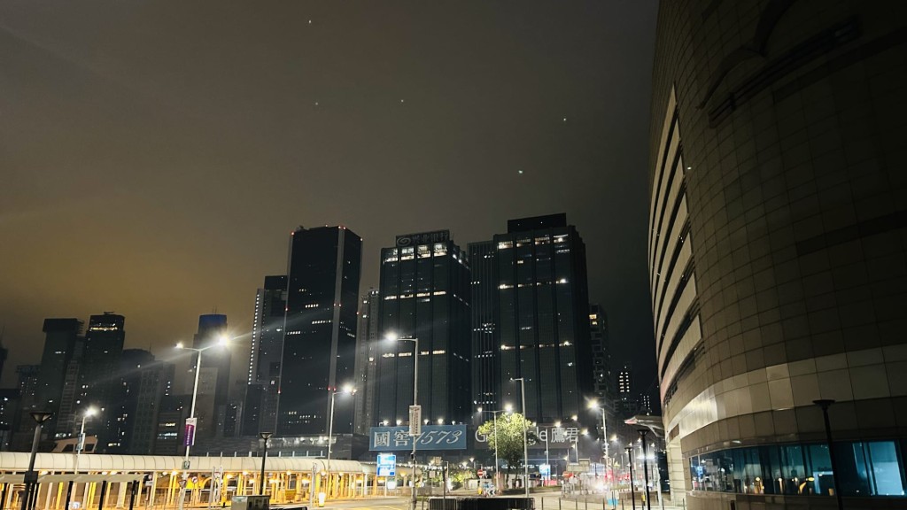 本港地區今日大致多雲，有一兩陣雨。蔡楚輝攝