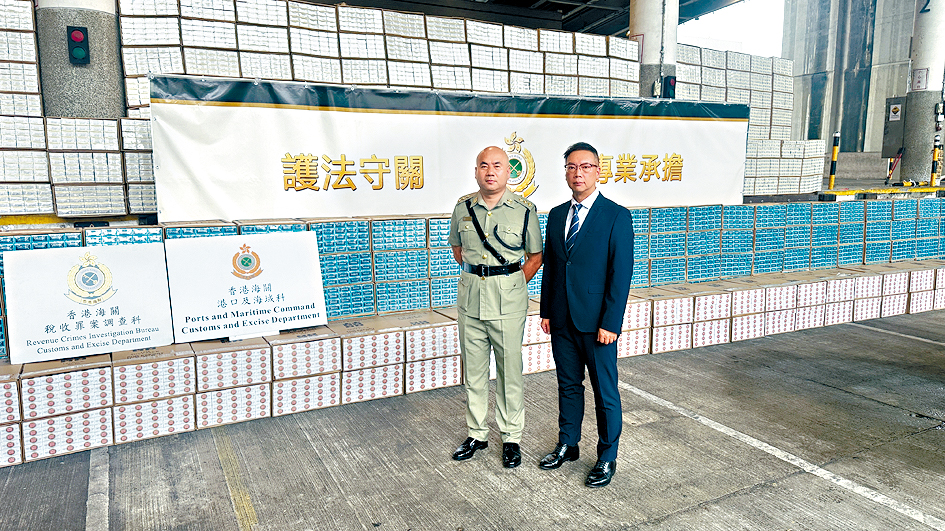 海關稅收罪案調查科稅收調查第一組指揮官林澤麟(右)及港口及海域科貨櫃貨物檢查組指揮官陳夢廸,講述案情。
