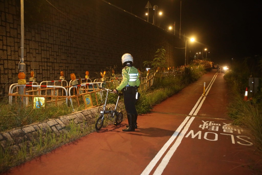 警方將57歲男子的摺疊單車拿走。