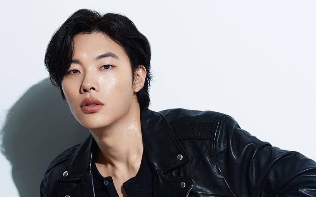 有Follow開柳俊烈嘅都知道佢好少玩呢種Look。