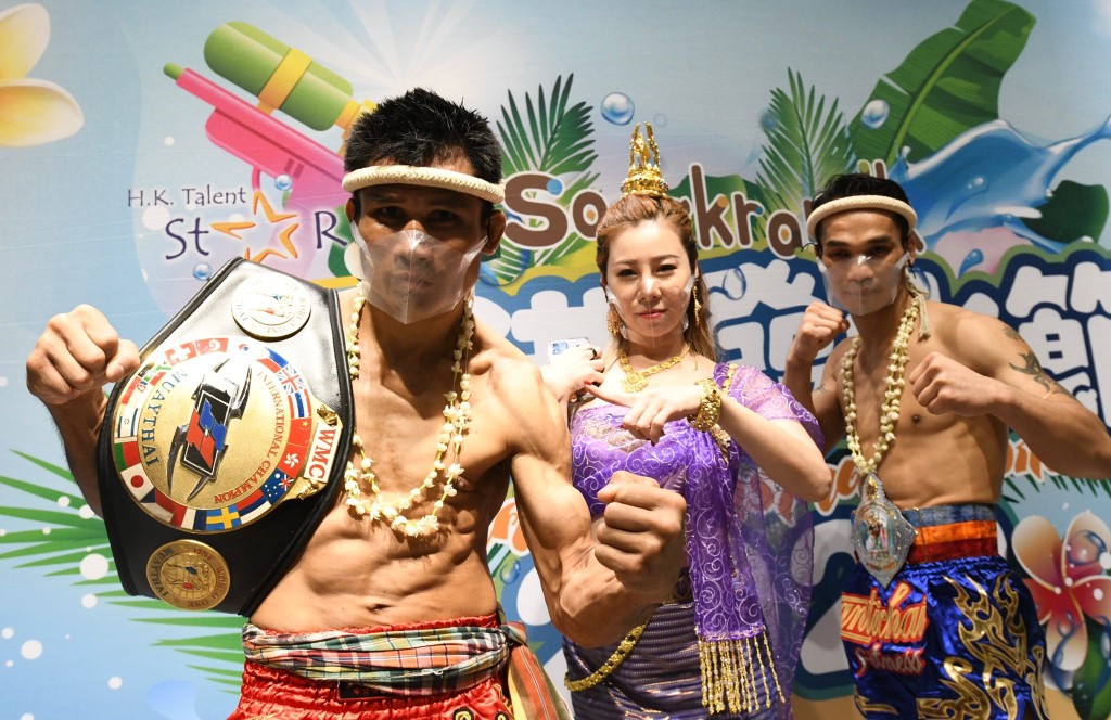 身穿泰國傳統服飾的模特兒與來賓合照，整個會場變成「小泰國」。