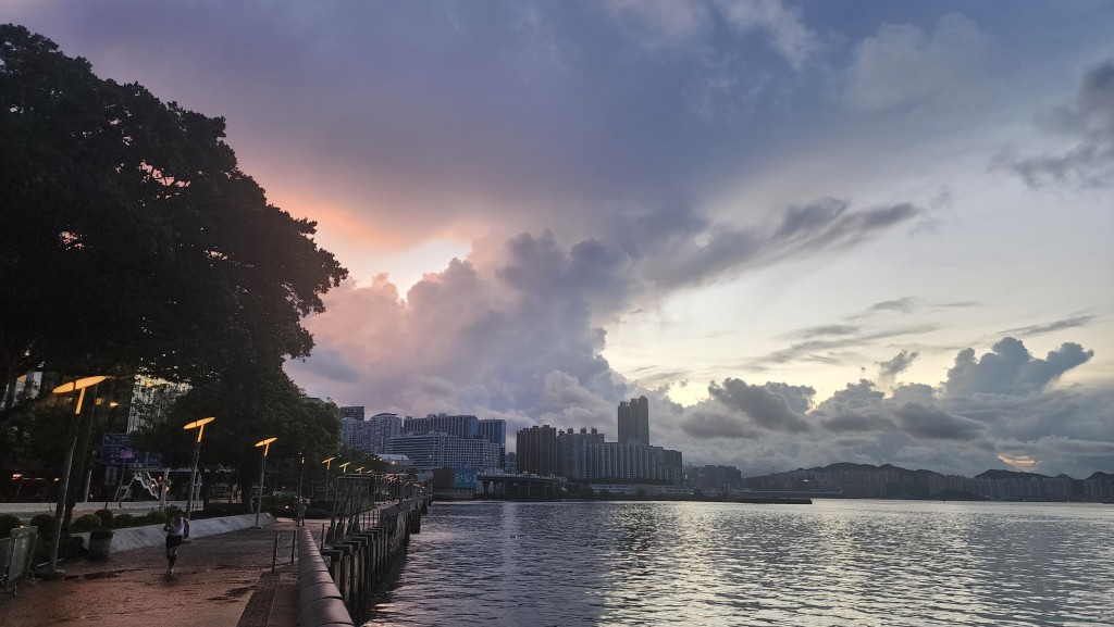 有幾陣驟雨及雷暴 。 有幾陣驟雨及雷暴 。
