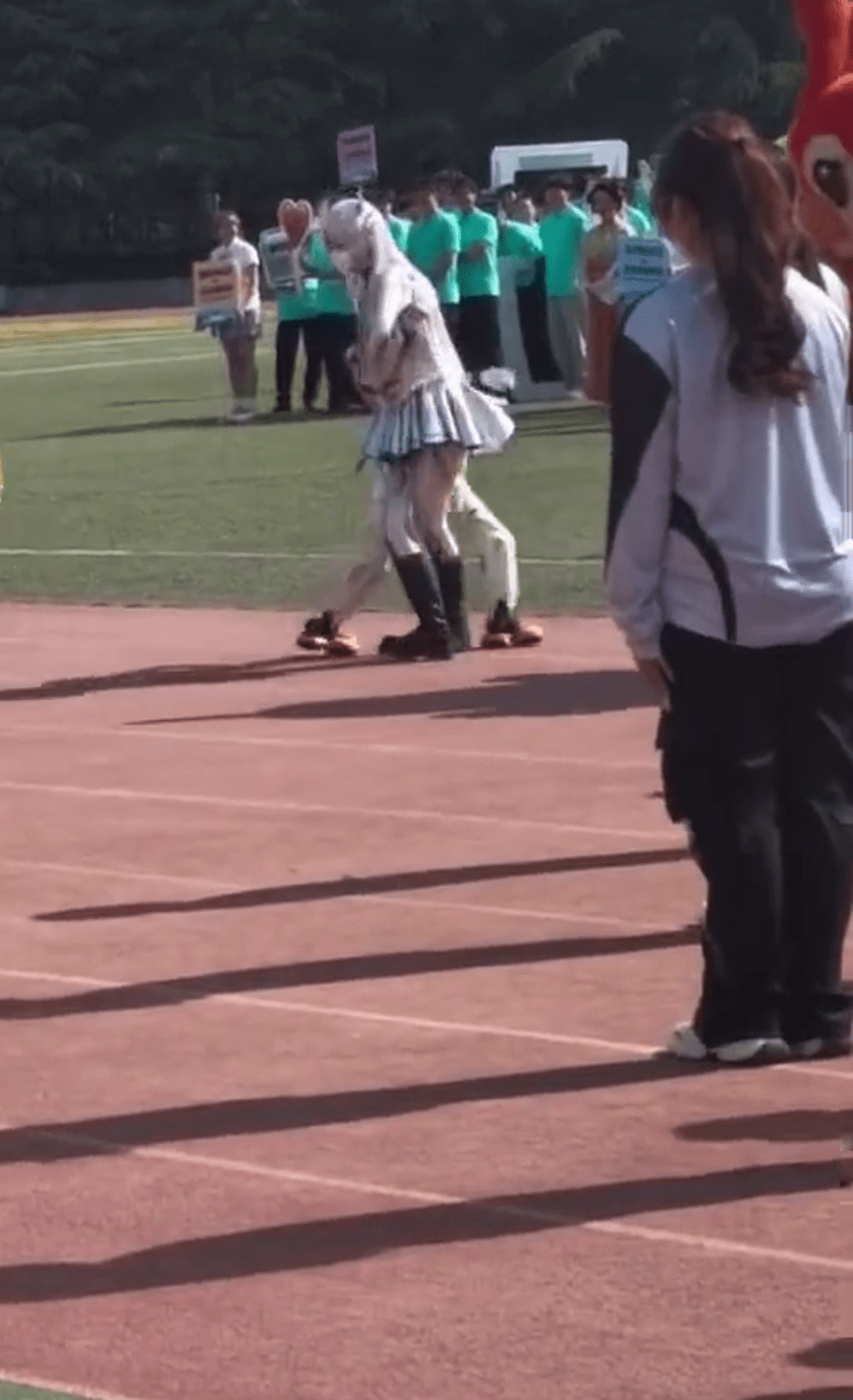 演變成女學生與機械人角力。