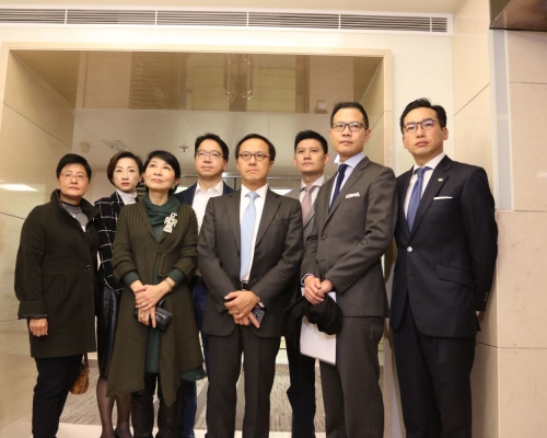 民主派8名立法會議員到選舉管理委員會辦事處遞交請願信。