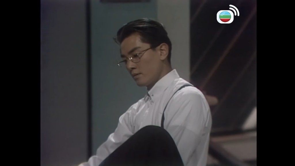 鄭伊健早年在TVB劇集《天若有情》，也曾以金絲眼鏡造型演出。