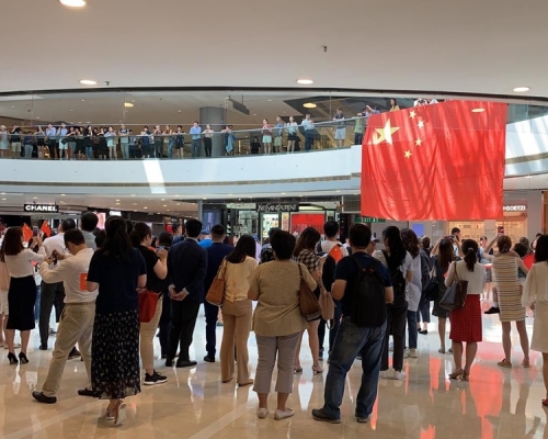 愛國人士在IFC掛國旗。連登圖片