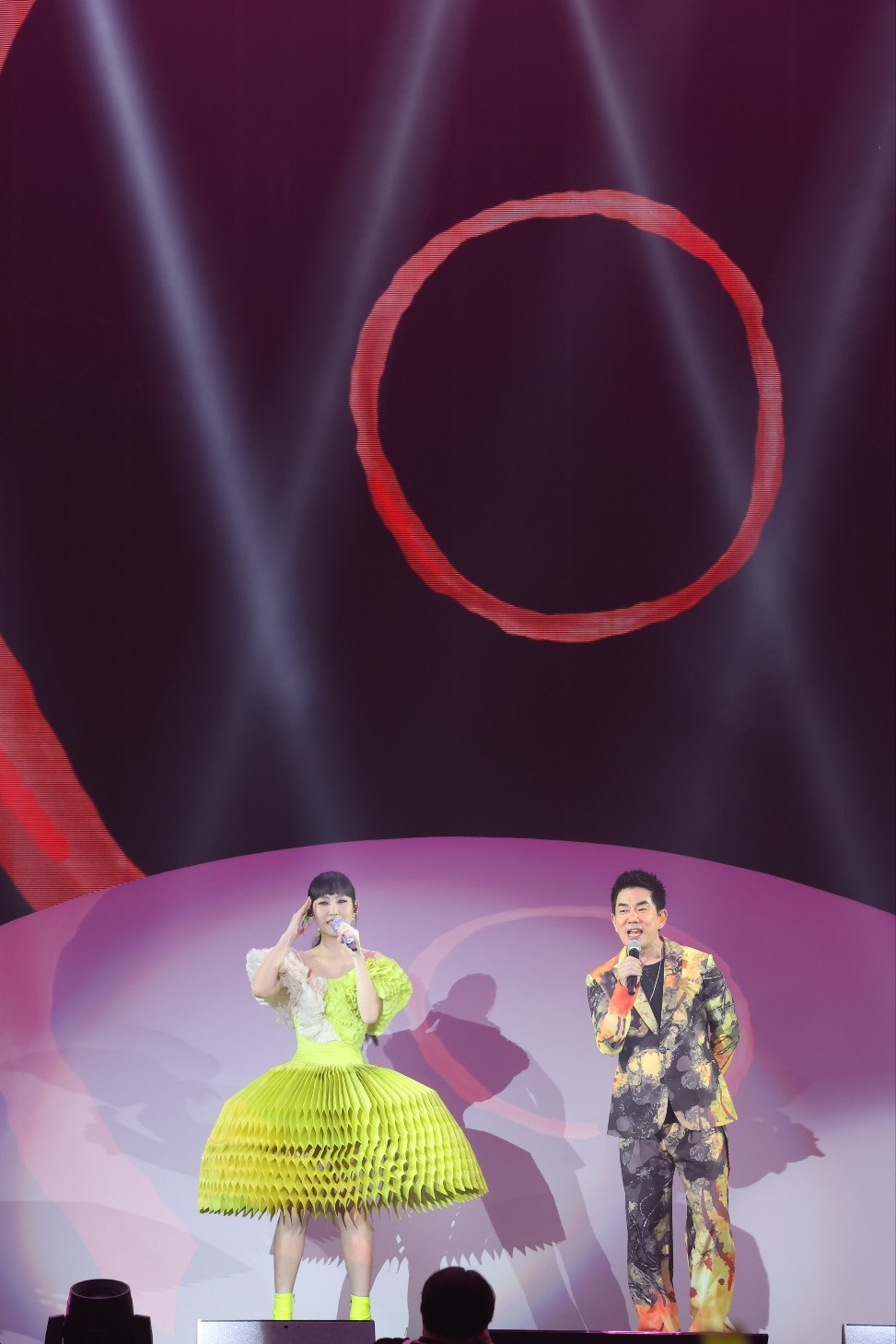 任賢齊現身任嘉賓與Gigi合唱《星與心願》。