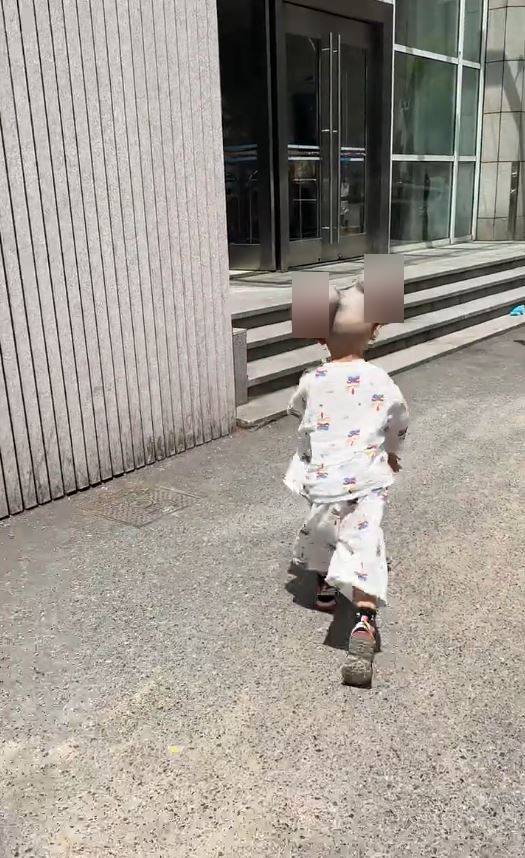 接受第二次手術前琪寶要頂著「米奇老鼠」頭示人。抖音＠美俠小頭