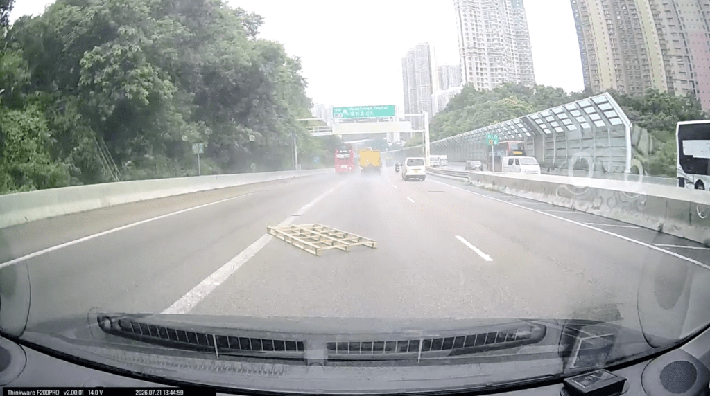 其中一塊卡板遺下在中線上。車cam L(香港群組)影片截圖 其中一塊卡板遺下在中線上。車cam L(香港群組)影片截圖