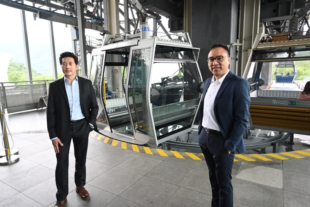 (左起)林宏志和劉偉明介紹「全景纜車Crystal+」。梁文輝攝