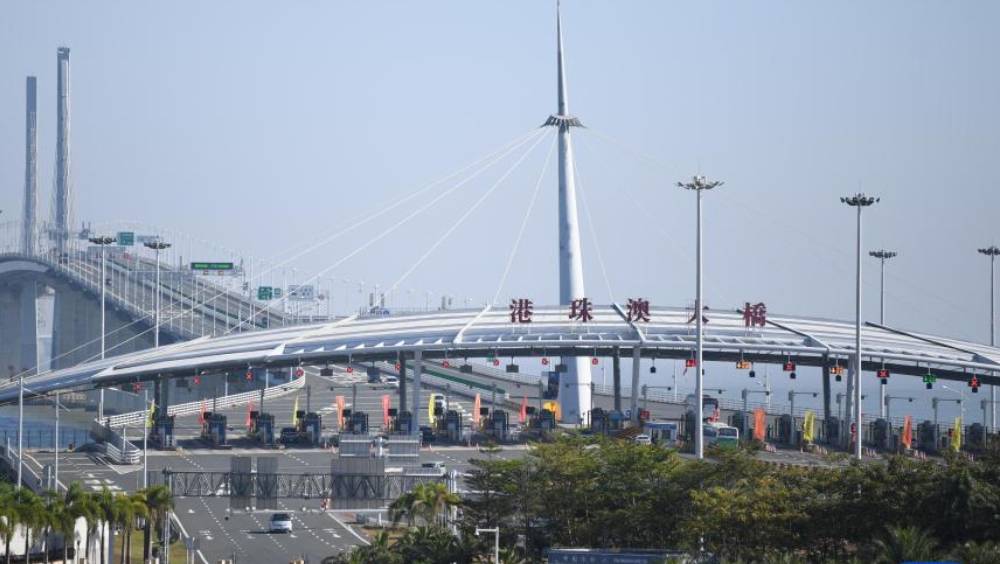 港珠澳大橋創單日客流新高，17.2萬人次過關。 新華社