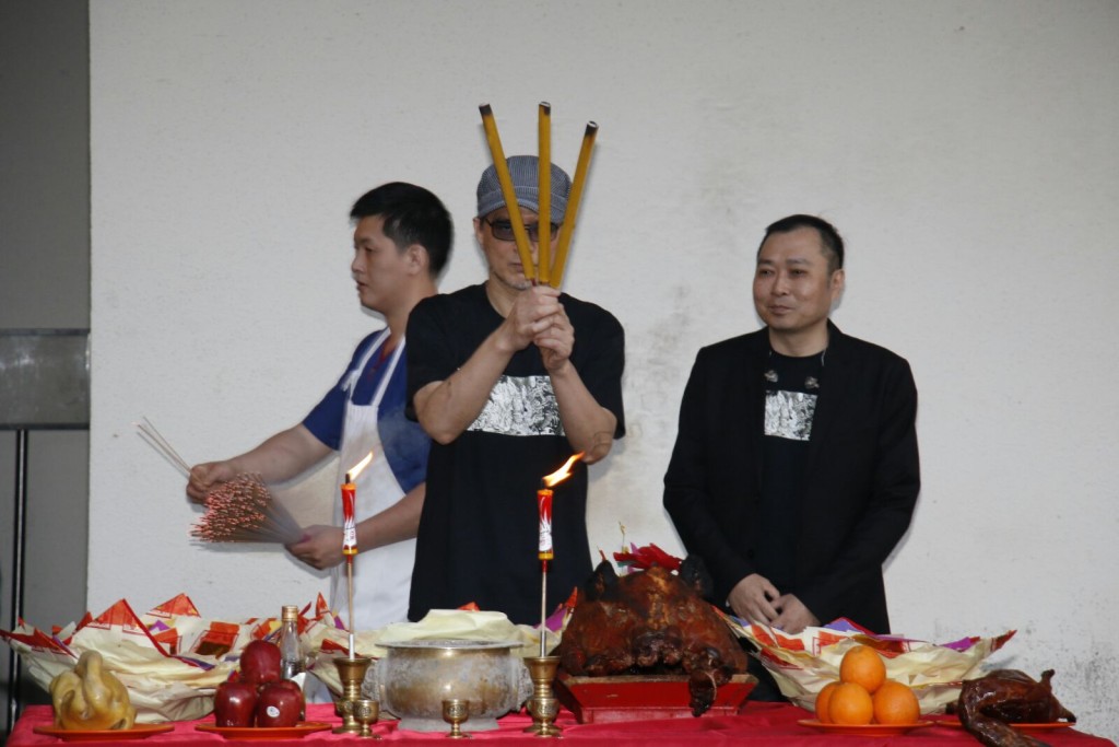 拜神仪式各细节都由黄耀明负责。