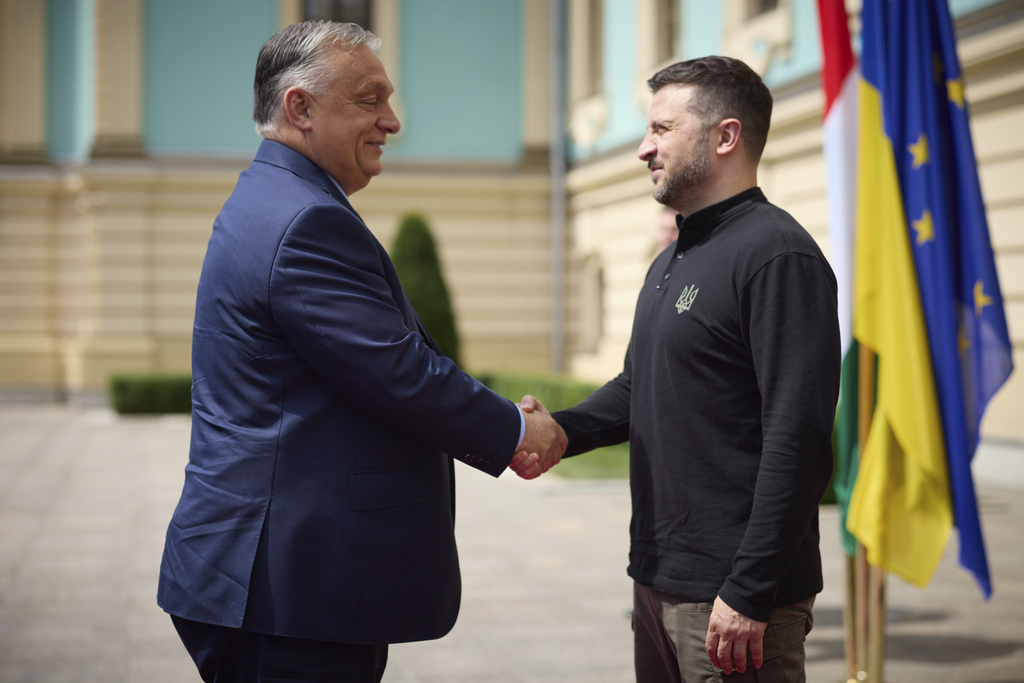 匈牙利总理与泽连斯基会谈，建议乌克兰在和谈前停火。美联社