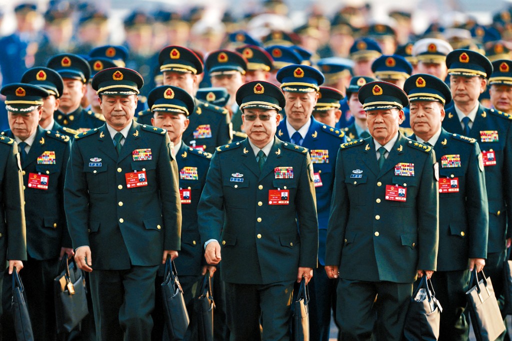 解放軍代表團前天步入會場。