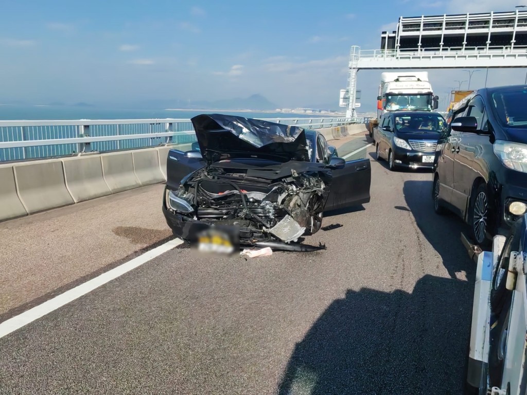 私家車車頭嚴重損毀。FB：KindTiger4396@港車北上自駕遊同樂會