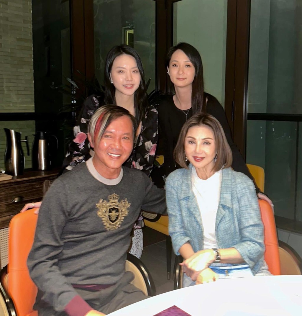 謝玲玲相約胞妹的女兒Chloe Wang（後左）及其好友兼商界女強人喬慧君的女兒Jossilyn Pen（後右）見面。